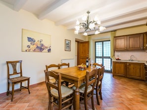 Dining - Cosy apartment with WIFI, private pool, TV, patio, pets allowed and panoramic view (Pergine Valdarno)