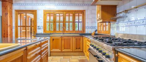 Een microgolfoven, een oven, een vaatwasser, een kinderstoel