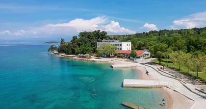Wonderful villa for 8 people with WIFI, private pool, A/C, hot tub, TV, terrace and parking