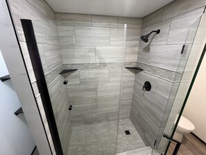 Dusche, Whirlpool, Haartrockner, Handtücher