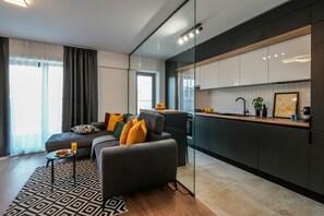 Apartemen Superior, balkon | Area keluarga | Smart TV 60-cm dengan saluran TV kabel, Netflix, dan layanan streaming