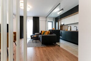 Un appartement moderne comprenant un espace de vie, une cuisine et un coin repas.