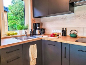 Four, lave-vaisselle, tables à manger