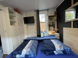 2 bedrooms, travel crib, free WiFi