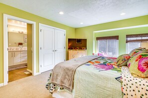 3 bedrooms, desk, travel cot, Internet - Modern Townhome w/ Hot Tub: 10 Mi to Snowbird! (Cottonwood Heights)