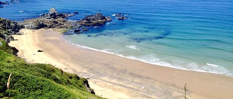 Una spiaggia nelle vicinanze, lettini da mare
