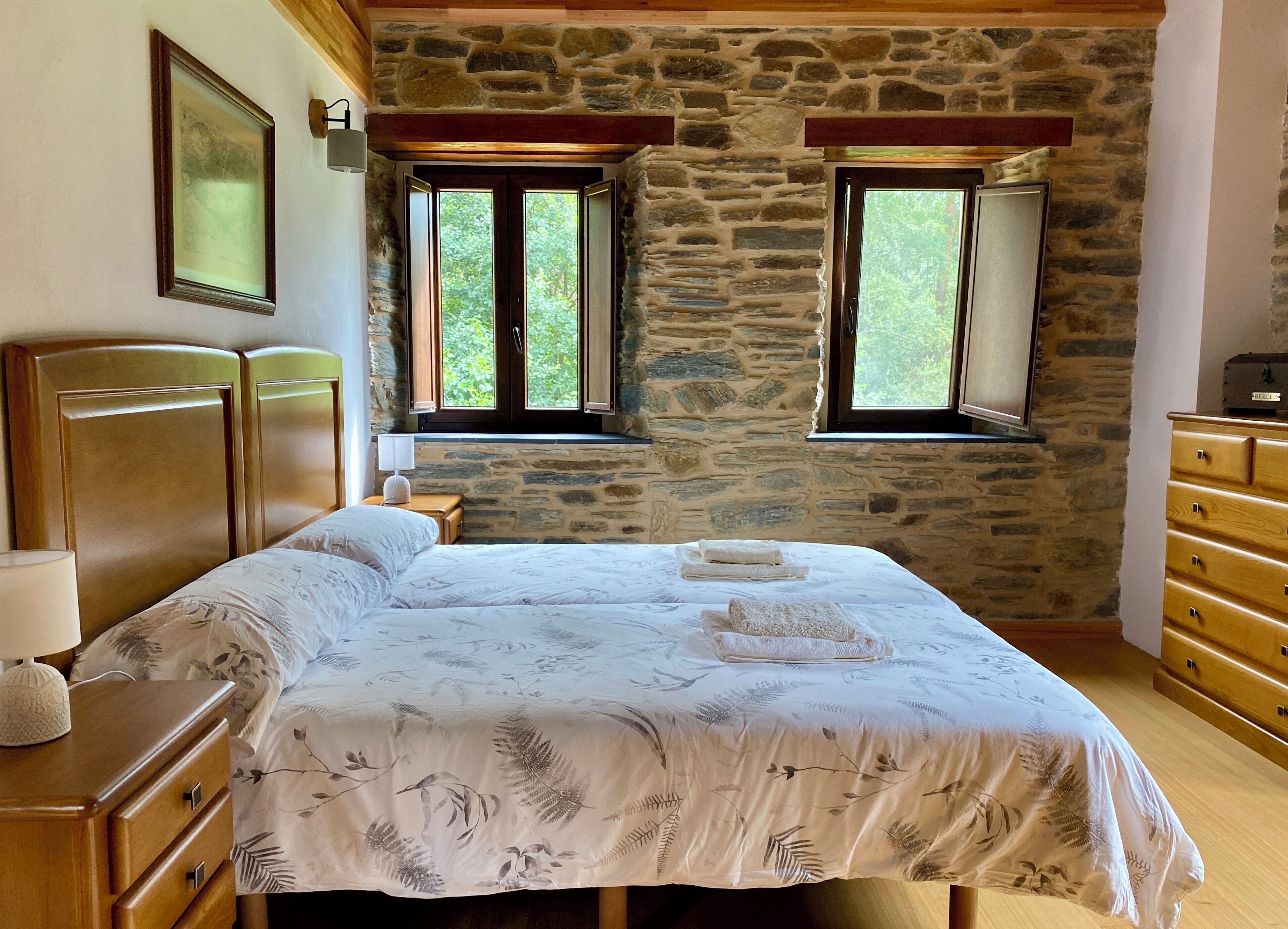 3 habitaciones, escritorio, wifi gratis y ropa de cama 