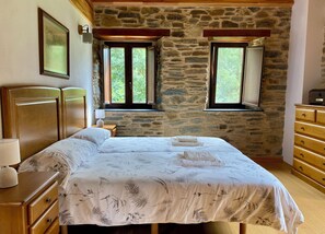 3 chambres, bureau, accès au Wi-Fi (inclus), literie fournie