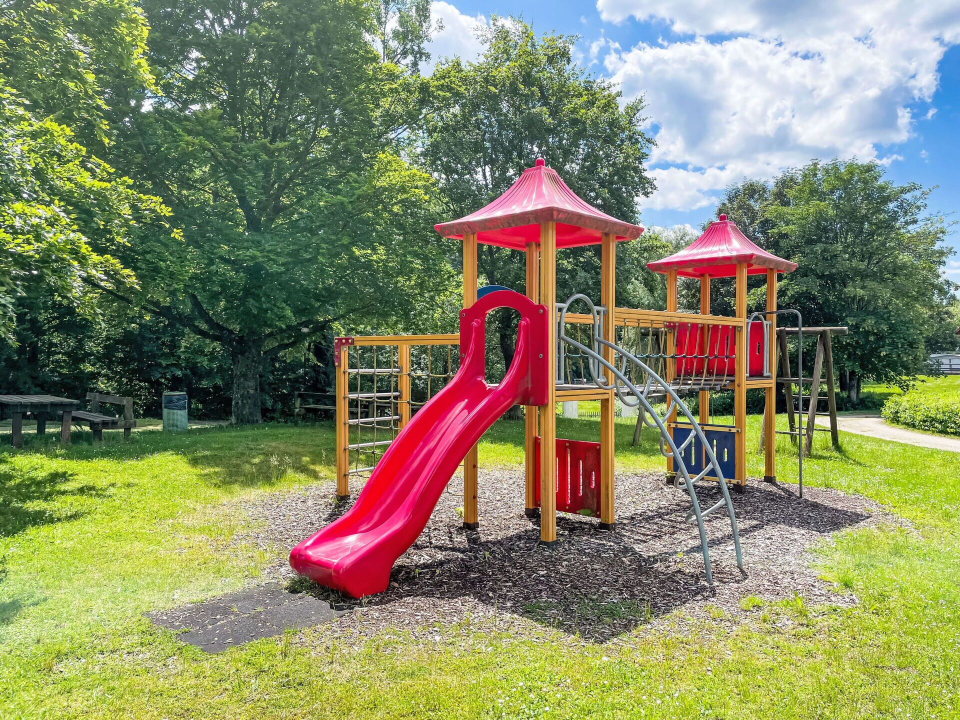 Wolke, Pflanze, Himmel, Baum, Rutsche, Spielplatz, Gehölz, Freizeit, Gras, Schatten