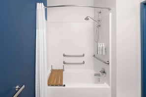 Room, 2 Queen Beds, Accessible, Bathtub | Bathroom - Spark by Hilton Lansing (Lansing)