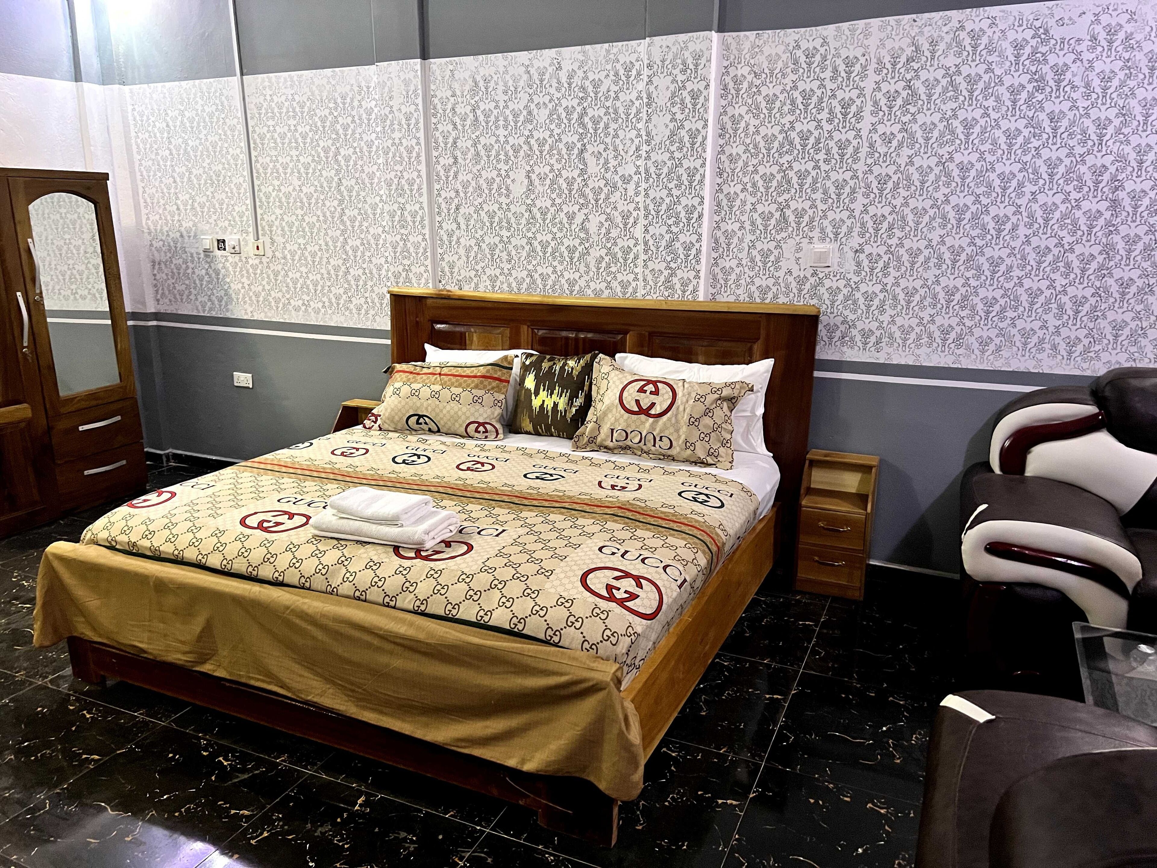 Royal-Zimmer | 1 Schlafzimmer, hochwertige Bettwaren, Daunenbettdecken