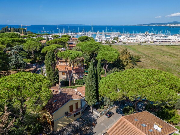 Aerial view - Beautiful apartment for 5 guests with WIFI, A/C, TV, patio and pets allowed (Follonica)