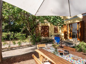 Outdoor dining - Beautiful apartment for 5 guests with WIFI, A/C, TV, patio and pets allowed (Follonica)