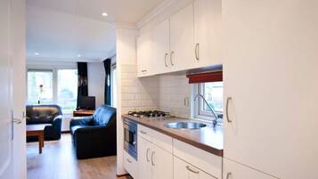 Een magnetron, een vaatwasser, een kinderstoel