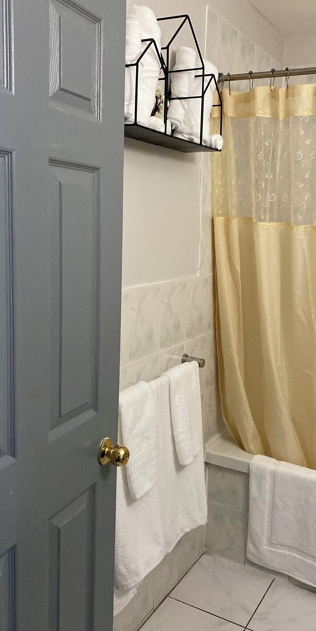 Douche, sèche-cheveux, serviettes fournies, savon