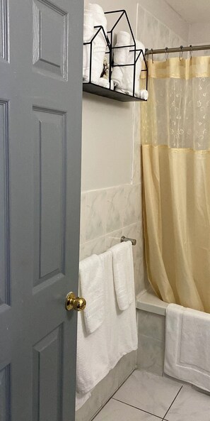 Douche, sèche-cheveux, serviettes fournies, savon
