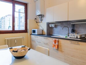 Microwave, oven, dishwasher, toaster - Nice apartment for 4 guests with WIFI, A/C and TV (Milan)