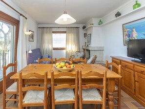 Dining - Beautiful apartment for 6 guests with WIFI, TV and terrace (Torroella De Montgrí)