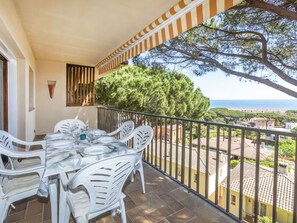 Outdoor dining - Beautiful apartment for 6 guests with WIFI, TV and terrace (Torroella De Montgrí)