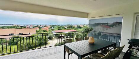 تناول الطعام بالخارج