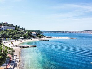 Beach - Beautiful apartment for 4 people with pool, WIFI, A/C, TV and patio (Crikvenica)