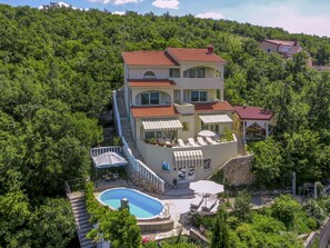 Exterior - Beautiful apartment for 4 people with pool, WIFI, A/C, TV and patio (Crikvenica)