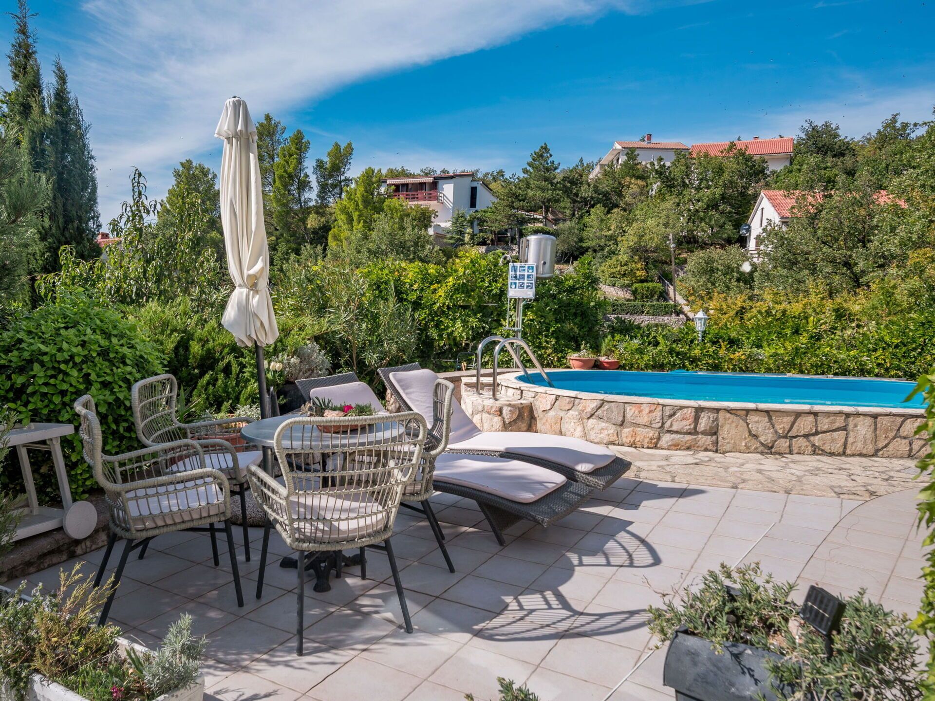Ciel, Nuage, Plante, Meubles, Chaise, Bâtiment, Arbre, Table, Mobilier De Jardin, Chalet