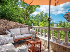 Property grounds - Cosy apartment for 4 people with WIFI, A/C, pool, TV and patio (Crikvenica)