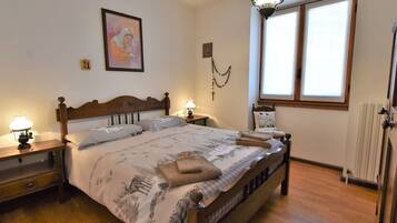 3 bedrooms, travel crib, WiFi (free)