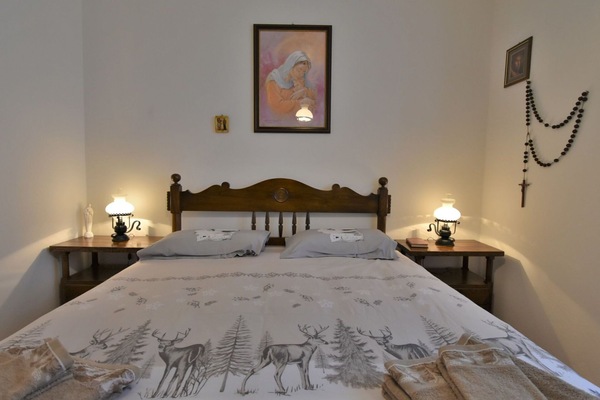 Eigentum, Möbel, Textil, Interior Design, Beleuchtung, Holz, Bettrahmen, Komfort, Bilderrahmen, Fussboden