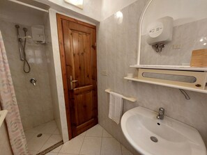 Bathroom - Nice apartment for 3 people with A/C and TV (San Teodoro)