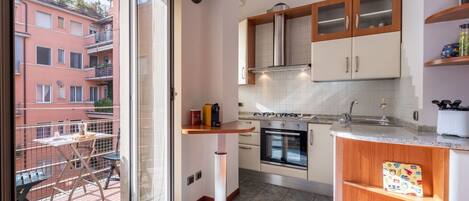 Four Ă micro-ondes, un four, lave-vaisselle