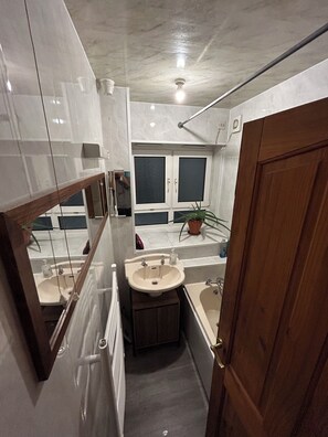 Haartrockner, Handtücher, Seife, Shampoo