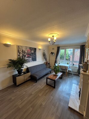 Smart-TV, Kamin, Bücher