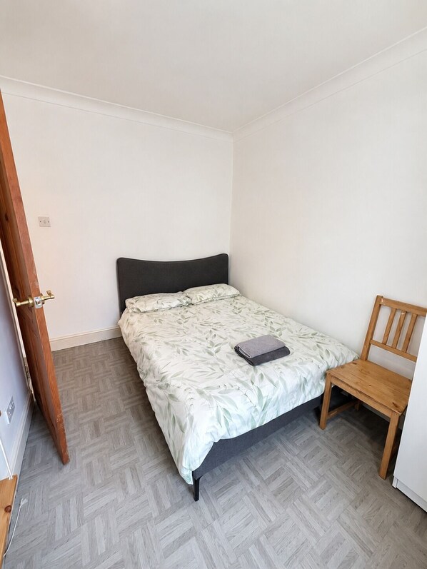 3 habitaciones, tabla de planchar con plancha, wifi y ropa de cama 