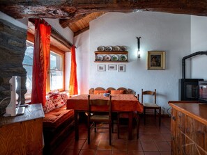 Dining - Cosy apartment for 4 guests with WIFI, TV and pets allowed (Avise)