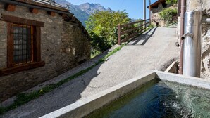 A stone building with a window and a metal pipe. - Lovely apartment for 4 people with WIFI, TV and pets allowed (Avise)