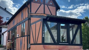 Il s’agit d’un bâtiment traditionnel à colombages, doté d’un toit en pente, de grandes fenêtres et d’une pancarte indiquant qu’il s’agit d’une propriété privée.