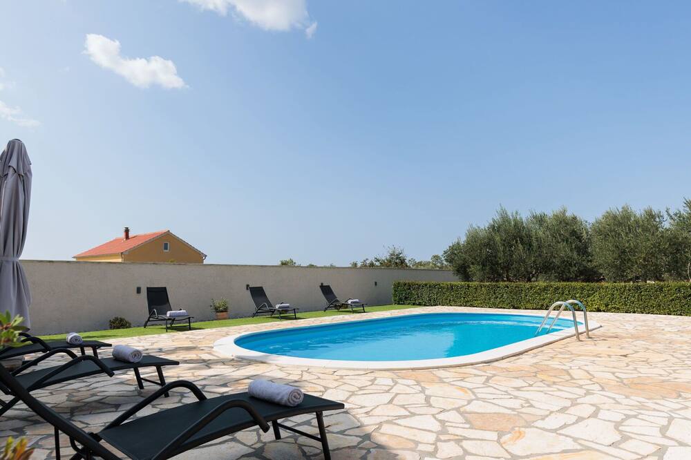 Stunning private villa for 6 people with A\/C, private pool, WIFI, TV and terrace