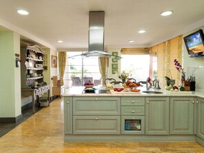 Mikrobølgeovn, ovn, oppvaskmaskin og brødrister