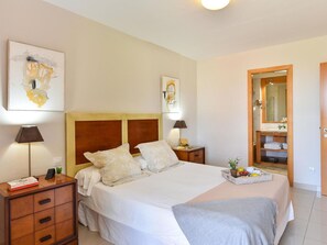 2 bedrooms, travel crib, free WiFi