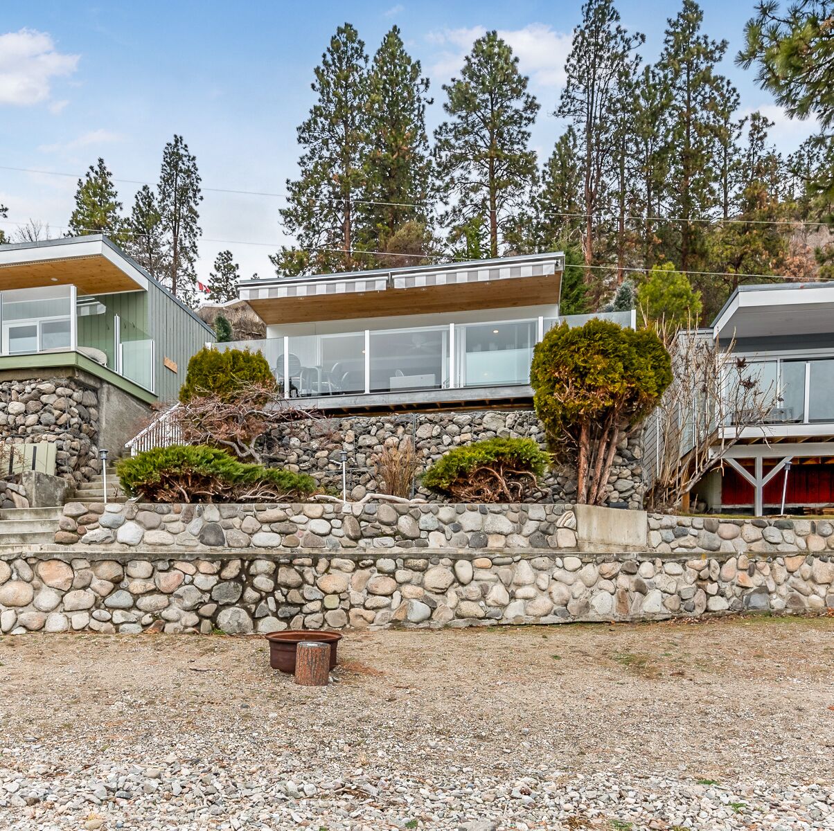 Vista frontal de la propiedad