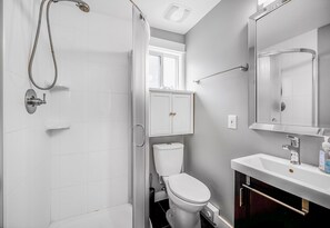 Duschwanne, kostenlose Toilettenartikel, Haartrockner, Handtücher
