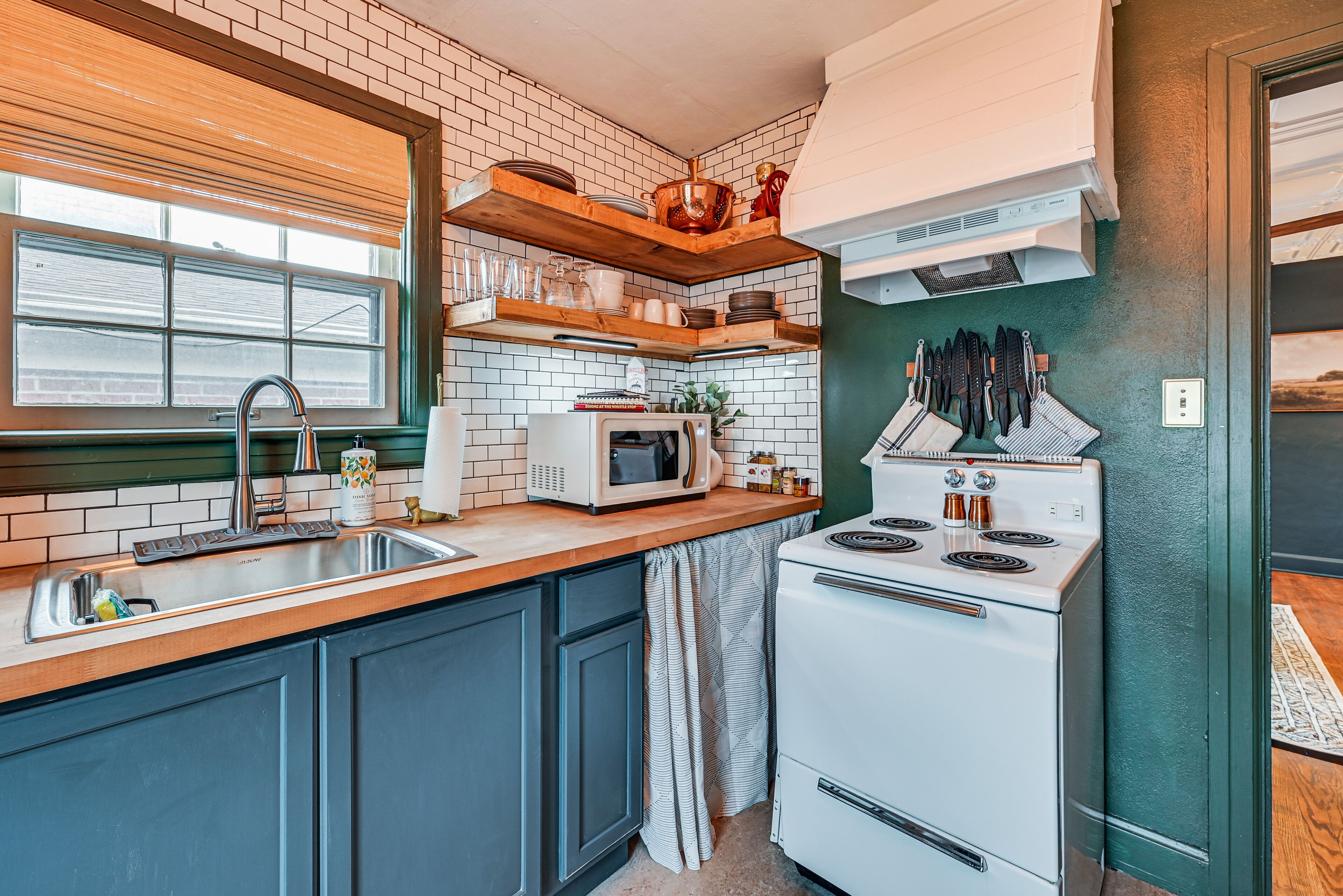 Réfrigérateur, micro-ondes, plaque de cuisson, cafetière/bouilloire