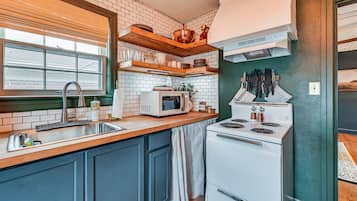 Réfrigérateur, micro-ondes, plaque de cuisson, cafetière/bouilloire