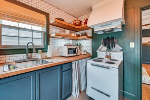 Refrigerador, microondas, parrilla de estufa y cafetera y tetera 