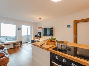 Ovn, oppvaskmaskin og spisebord