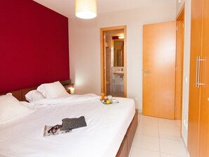 2 habitaciones, tabla de planchar con plancha y cuna de viaje 