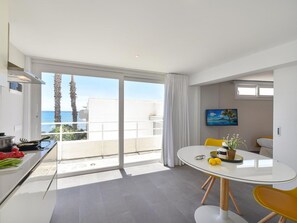 Microondas, tostadora, periquera y comedor