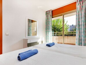 1 habitación, tabla de planchar con plancha y cuna de viaje 